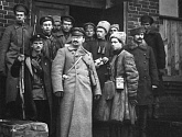 Лев Троцкий со своей охраной. 1919